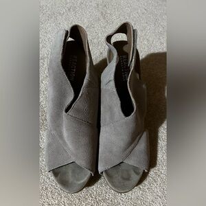 Kenneth Cole stacked heel chunky sandal